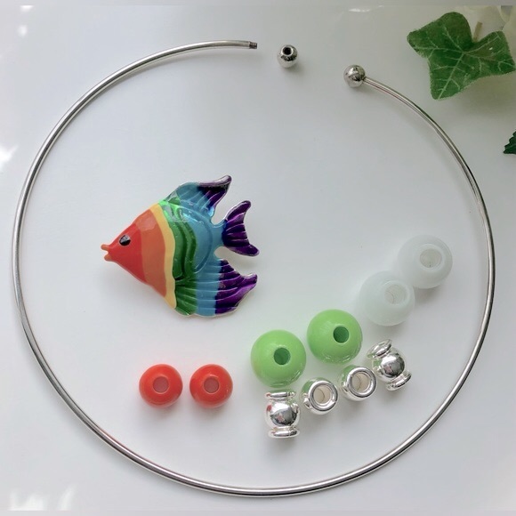 🎉Silver Collar Necklace with Vintage MJ Signed Tropical Fish Pendant and Beads - Picture 3 of 7